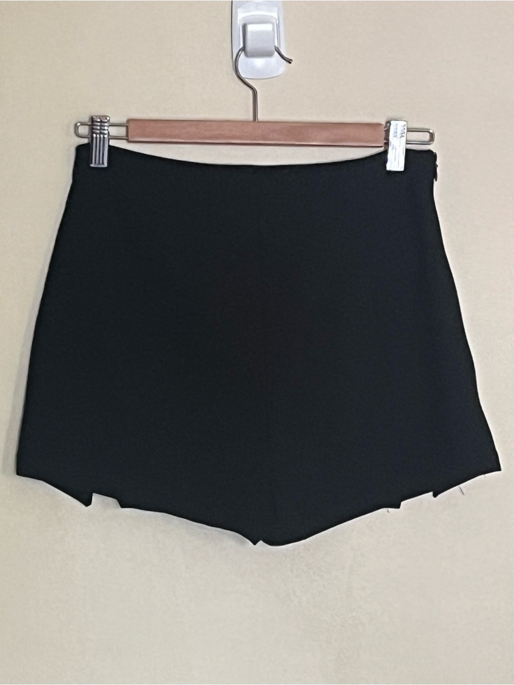 Black skorts size 4 - Picture 2 of 3